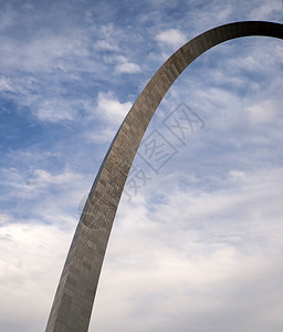 蓝天在密苏里州圣路易斯入口拱门后面笼罩着白云图片