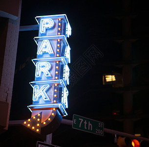 蓝色的亮灯公园标志点亮了第七街黑暗夜晚的灯光图片