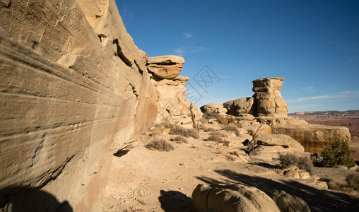 北美洲犹他州古代山谷高处的岩石墙壁图片