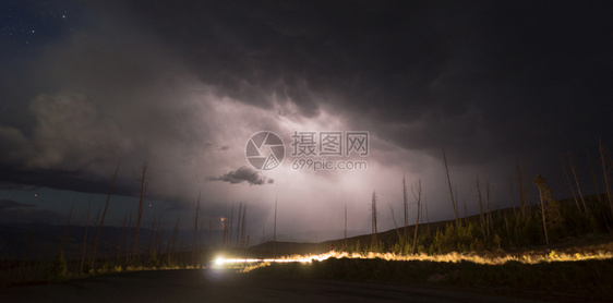 暴风雨在黄石公园的风平浪静流淌产生雨水和电力一些恒星仍然可以看见图片