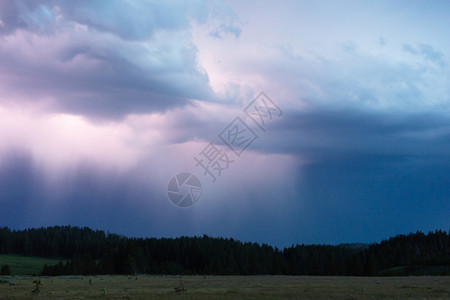 暴风雨在黄石公园的风景中迅速酿造并移动产生雨水和电力图片