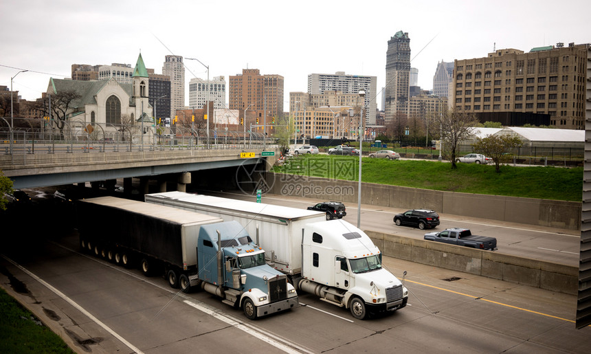 BigRigs经常在底特律密歇根州内部和周围的高速公路上以横向组合形式出现图片