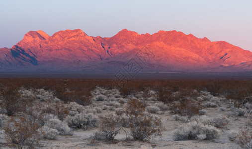 在莫哈韦沙漠的山上最后光线击中了山图片