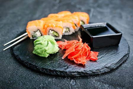 寿司加筷子卷日本菜放在桌上图片