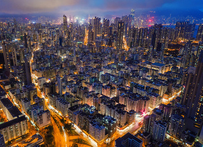 香港市中心空景象金融区和智能城市商业中心技术概念夜里摩天大楼和高层的顶级景象图片