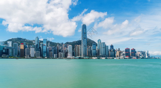 香港市中心维多利亚港智能城市金融区天花板和高楼大中午全景图片