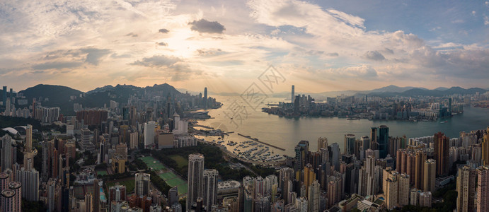 香港市中心维多利亚港智能城市金融区天梯大楼和高日落时空中景象图片