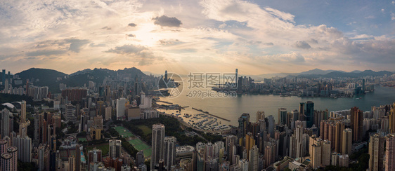 香港市中心维多利亚港智能城市金融区天梯大楼和高日落时空中景象图片