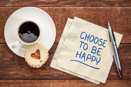 选择快乐的忠告在餐巾纸和咖啡杯上写灵感笔迹图片