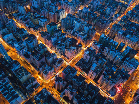 香港市中心十字路口的空中视图金融区和智能城市商业中心技术概念夜间最顶尖的建筑物视图图片