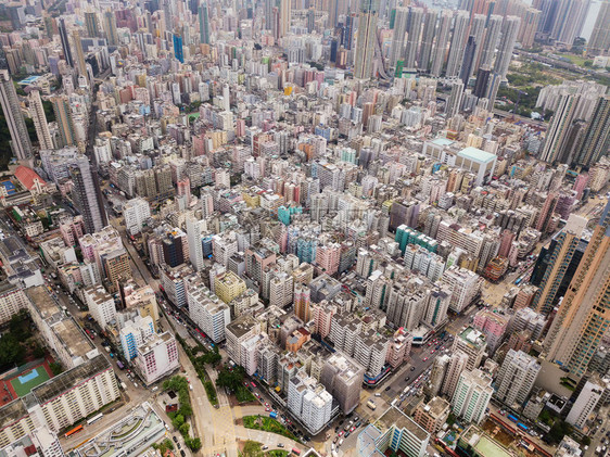 香港公寓在市景背中的空象亚洲智能城市的住宅区建筑物的顶层景象图片