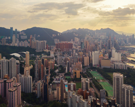 高山的香港市中心智能城的金融区高楼天梯大日落时的空中观景图片