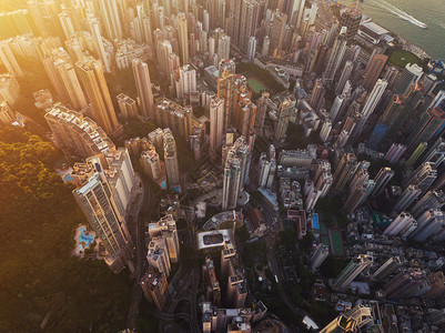 日落时的香港市中心空景象亚洲智能城市的金融区和商业中心摩天大楼和高的顶层景象图片