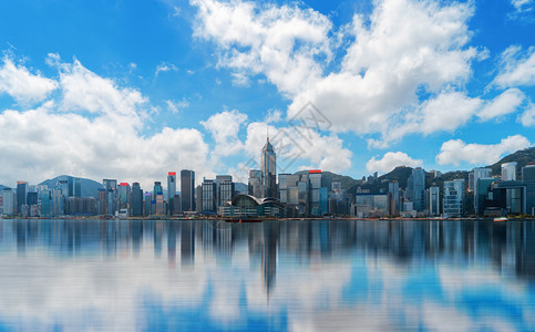 香港市中心天线和维多利亚港有蓝色的天空金融区和商业中心在智能城市技术概念摩天大楼和高层的中午反映图片
