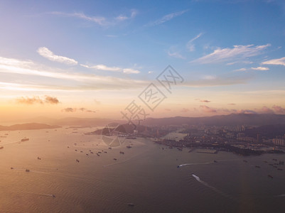 乘船在香港维多利亚航行日落时空中观光图片