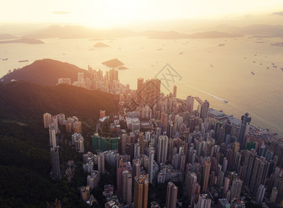 香港市中心维多利亚港智能城市金融区天梯大楼和高日落时空中景象图片