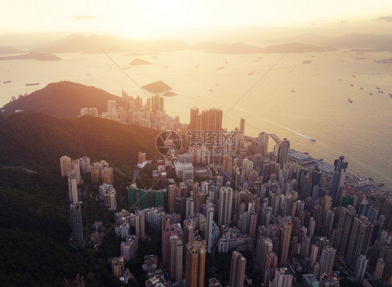 香港市中心维多利亚港智能城市金融区天梯大楼和高日落时空中景象图片