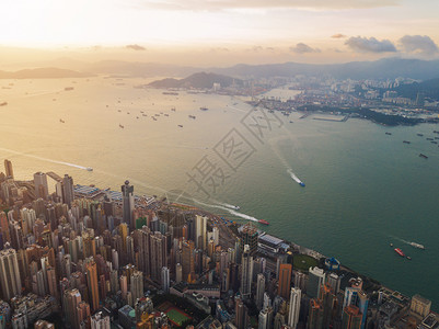 香港市中心维多利亚港智能城市金融区天梯大楼和高日落时空中景象图片