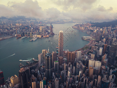 香港市中心维多利亚港智能城市金融区天梯大楼和高日落时空中景象背景图片
