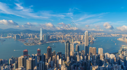 香港市中心维多利亚港智能城市金融区天梯大楼和高蓝天空中景象背景图片