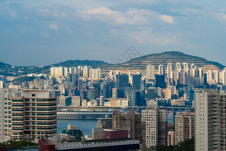 高山的香港市中心智能城的金融区高楼天梯大日落时的空中观景图片