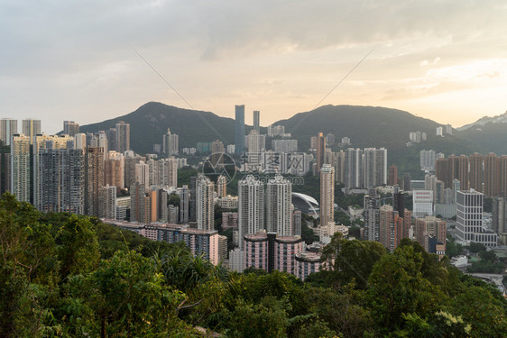 香港公寓和山峰的空中景象位于亚洲智能城市的住宅区日落时的建筑物图片