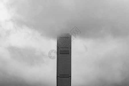 云层在暴风雨中建起戏剧天空在下雨现代办公摩天大楼的窗户玻璃外观设计建筑图片
