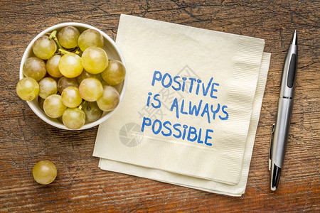 总是有可能呈阳用新鲜葡萄在餐巾纸上写有鼓舞人心的笔迹背景图片
