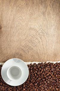 咖啡豆和杯子木制背景顶层风图片