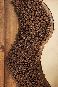咖啡豆和木制背景的老旧纸顶视图图片