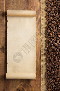以木制背景的海珊披布为麻袋咖啡豆图片