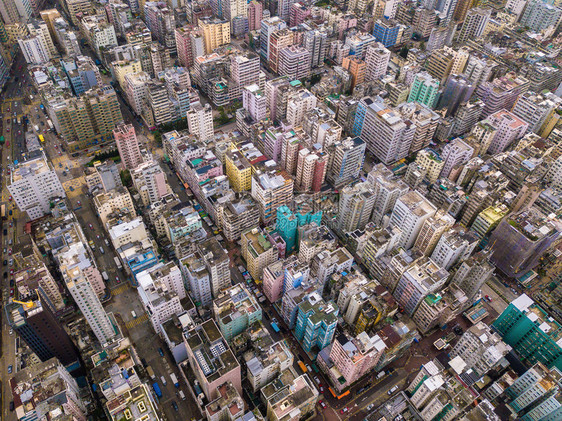 香港公寓在市景背的空中象ShamShuiPo区亚洲智能城市的住宅区建筑物的顶层景象图片