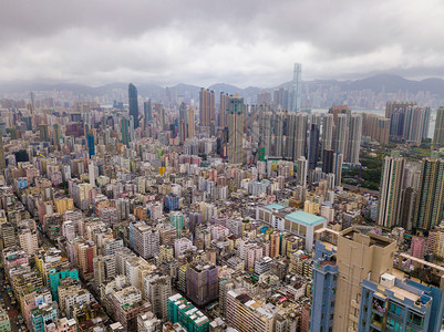 香港公寓在市景背的空中象ShamShuiPo区亚洲智能城市的住宅区建筑物的顶层景象图片