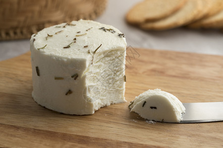 荷兰保护的白色有机荷兰山羊奶酪和草药作为零食图片