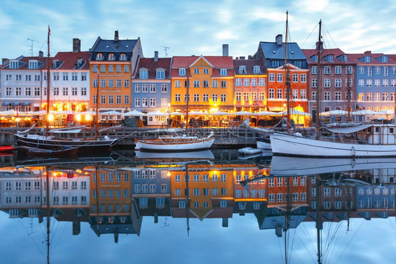 Nyhavn北侧的全景丹麦首都哥本哈根老城的房子和船外表多彩丹麦哥本哈根的Nyhavn全景图片