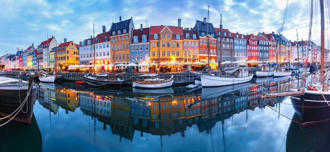 Nyhavn北侧的全景丹麦首都哥本哈根老城的房子和船外表多彩丹麦哥本哈根的Nyhavn全景图片