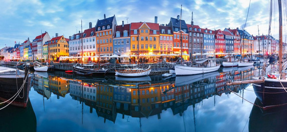 Nyhavn北侧的全景丹麦首都哥本哈根老城的房子和船外表多彩丹麦哥本哈根的Nyhavn全景图片