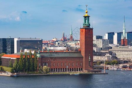 从瑞典首都斯德哥尔摩老城Sodermalm的Sodermalm看到斯德哥尔摩市政厅夏季风景瑞典斯德哥尔摩GamlaStan全景图片
