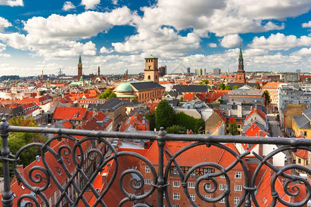 从丹麦首都哥本哈根圆塔看到许多红色屋顶图片