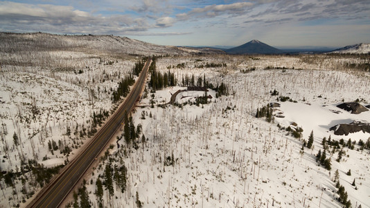 冬季雪覆盖了俄勒冈州20号高速公路周围的地面前往黑布丁山图片