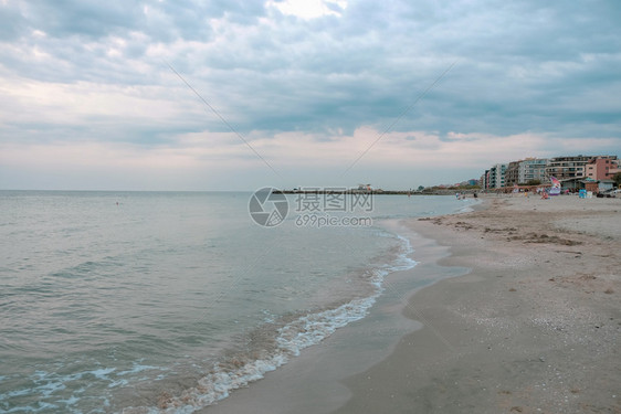 保加利亚Pomorie2018年9月日人们在海滩上放松图片