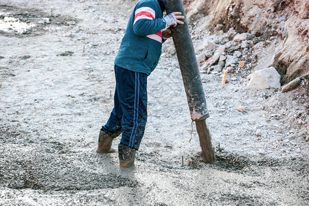 水泥或混凝土泵管加水泥或混凝土的建筑工人图片