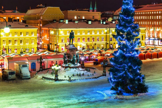芬兰赫尔辛基参议院广场冬季夜间风景圣诞树和假日市场图片