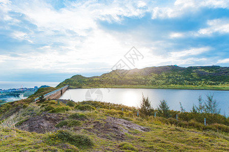 在越南QuangNgai的莱森岛大蒜田椰子和海滩的美丽风景图片