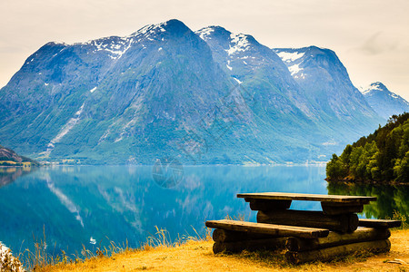 在挪威欧洲fjord附近木板和长凳图片