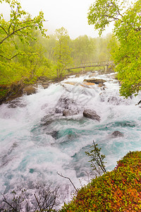 挪威Aurlandsfjellet山沿Aurlandsfjellet山的小型桥梁和瀑布暴水河SognogFjordane大雾的寒图片