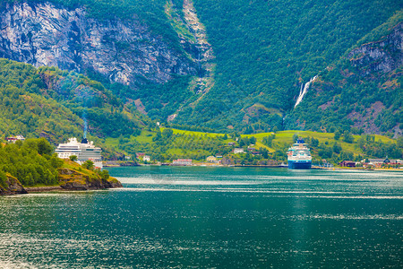 旅游度假和行在挪威斯堪的纳维亚弗拉姆挪威的FjordSognefjord的山地景观和大型游轮图片