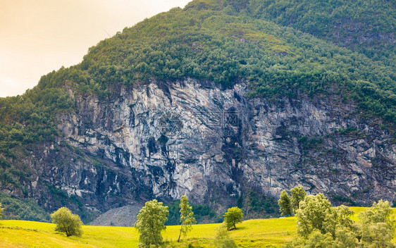 旅游度假和行挪威夏季山地景观斯堪的纳维亚山地景观挪威图片