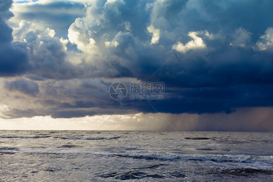 黎明的海景开始在大中暴雨阴暗的云天图片