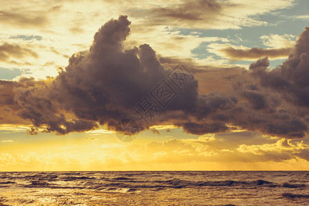 美丽的海景夜晚波罗的海日落平面和云空静的海景自然背风图片